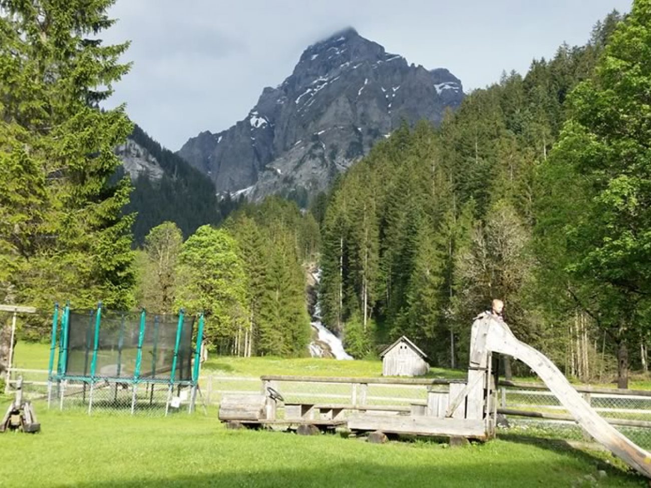 Hotel Restaurant Simmenfälle mit Spielplatz für die Kleinen, Sonnenterrasse